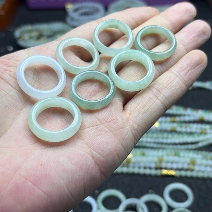 颈饰未镶嵌翡翠戒指