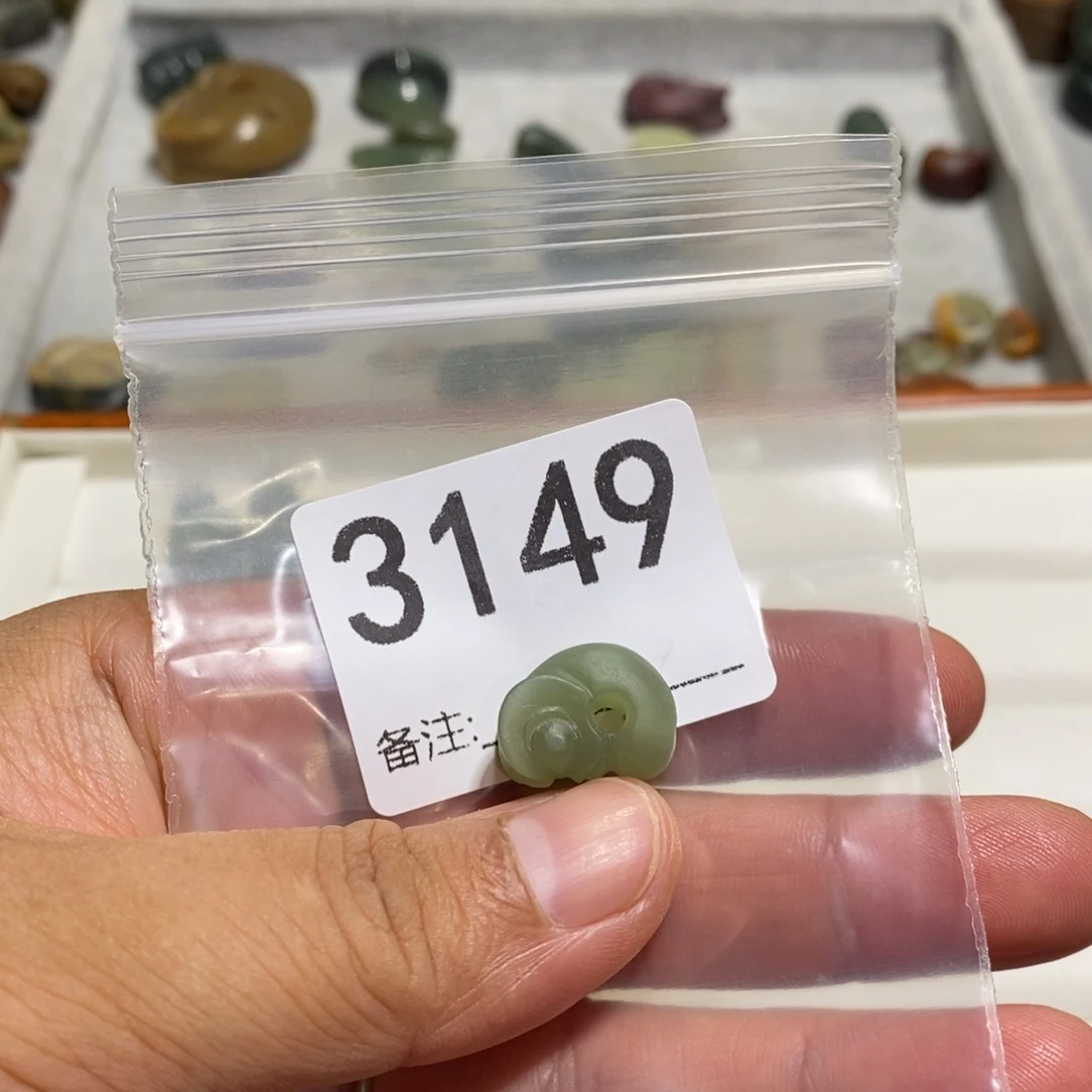 颈饰未镶嵌岫岩老玉（透闪石质玉）桑*果