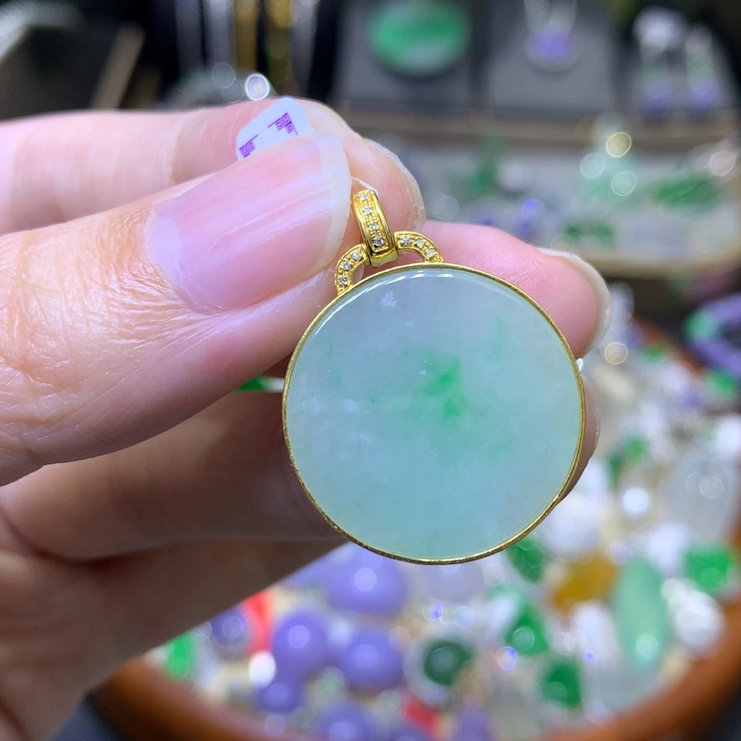 颈饰18K金镶嵌翡翠