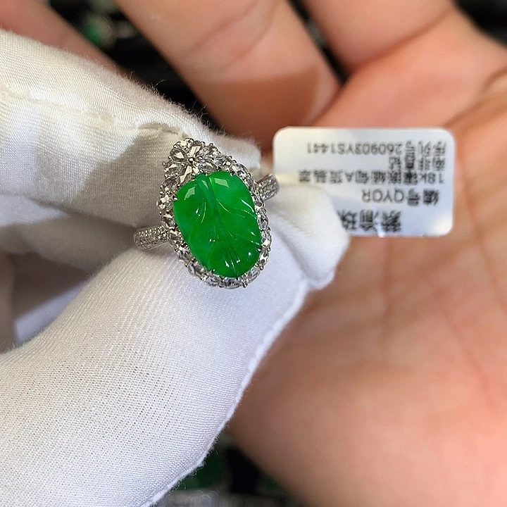 颈饰18K金镶嵌翡翠