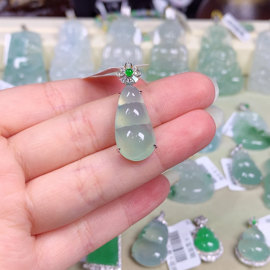 思***瑩翡翠18K金镶嵌颈饰