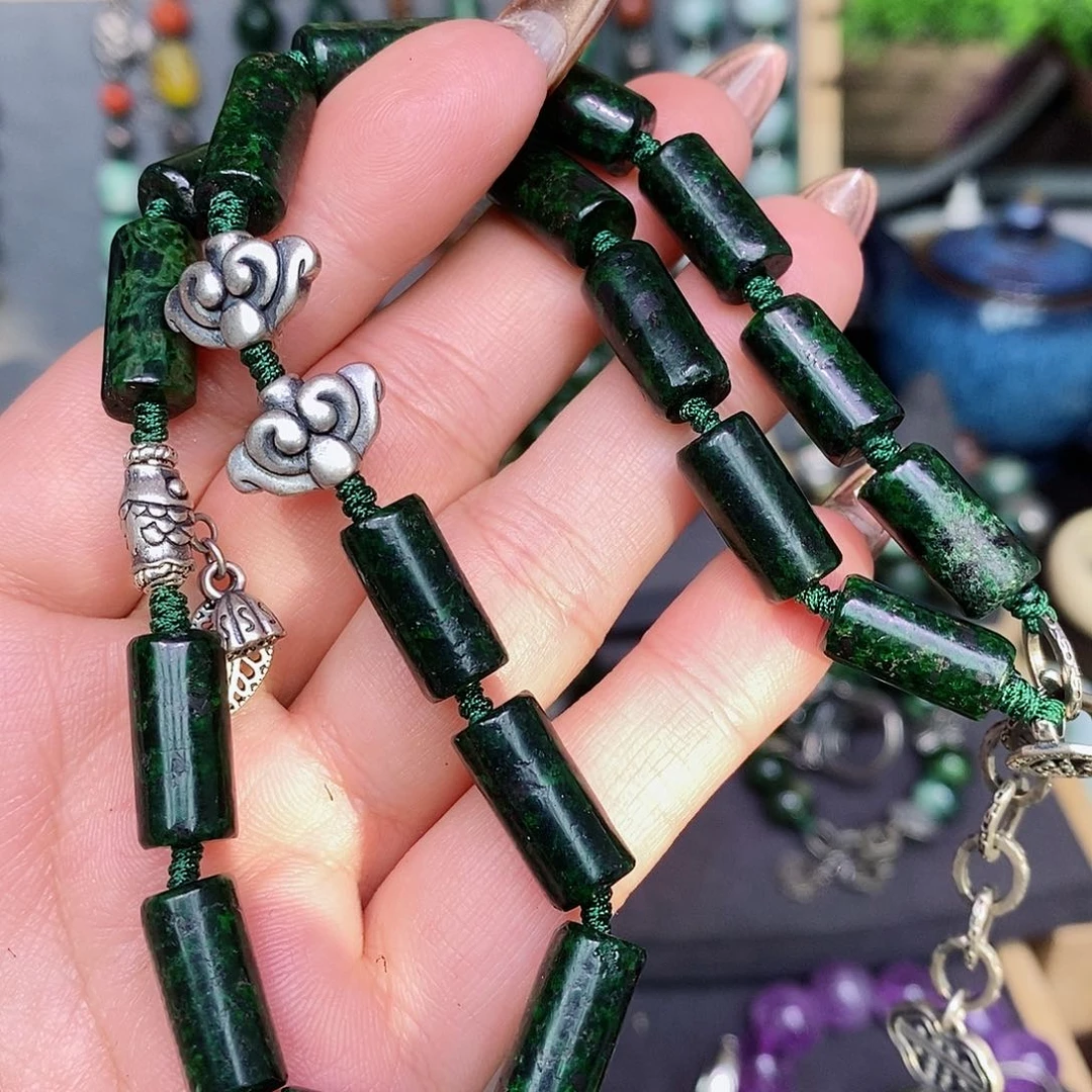 翡翠颈饰未镶嵌漂亮美眉