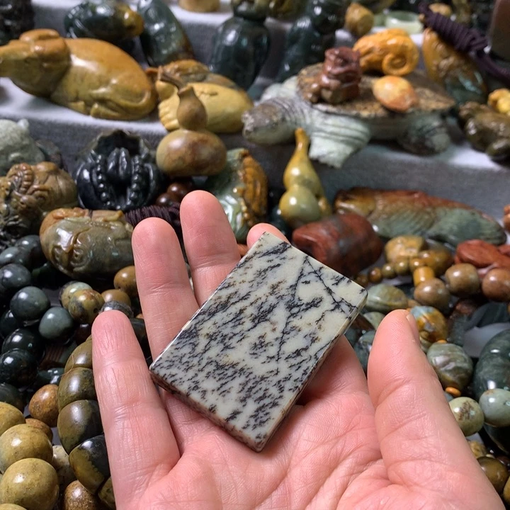 未镶嵌岫岩河磨玉（透闪石质玉）把件