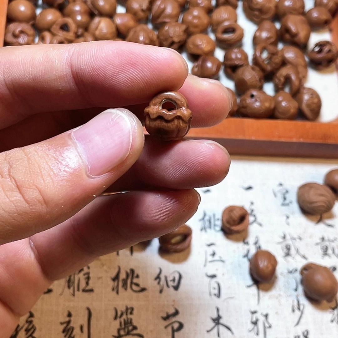 龙纹桃核雕刻桃篮