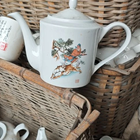 库存微瑕武松打虎多孔茶壶