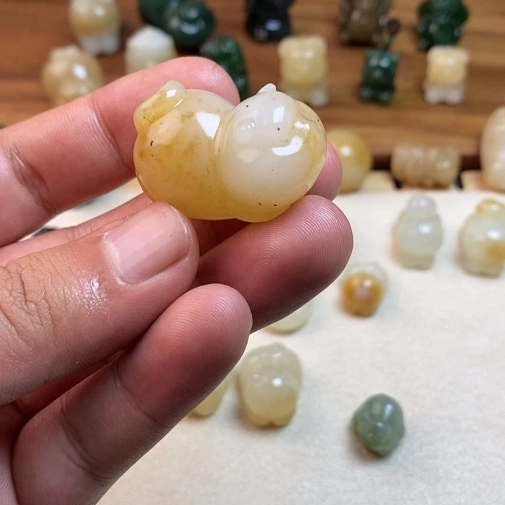 当***当和田玉未镶嵌颈饰