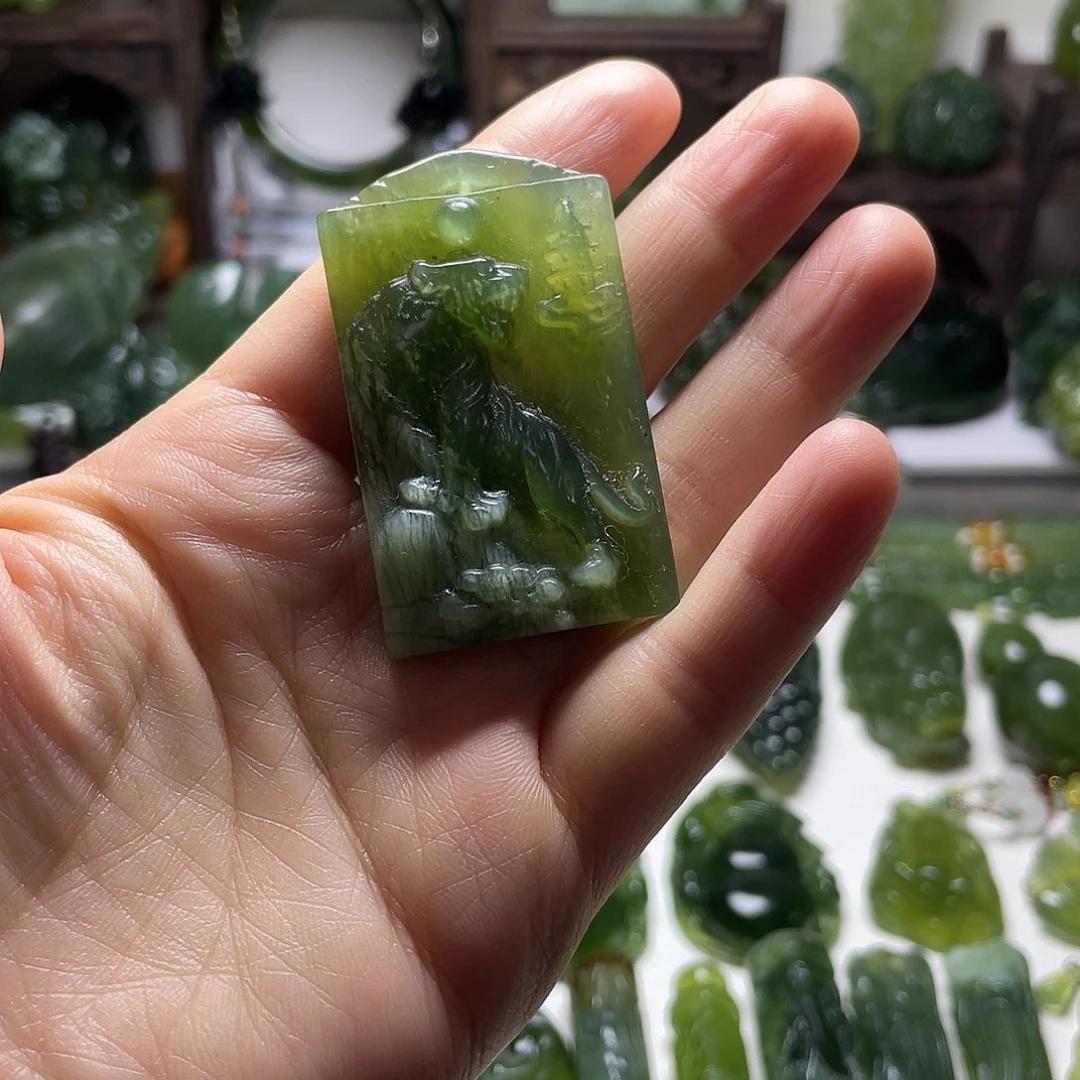 蛇纹石玉未镶嵌颈饰