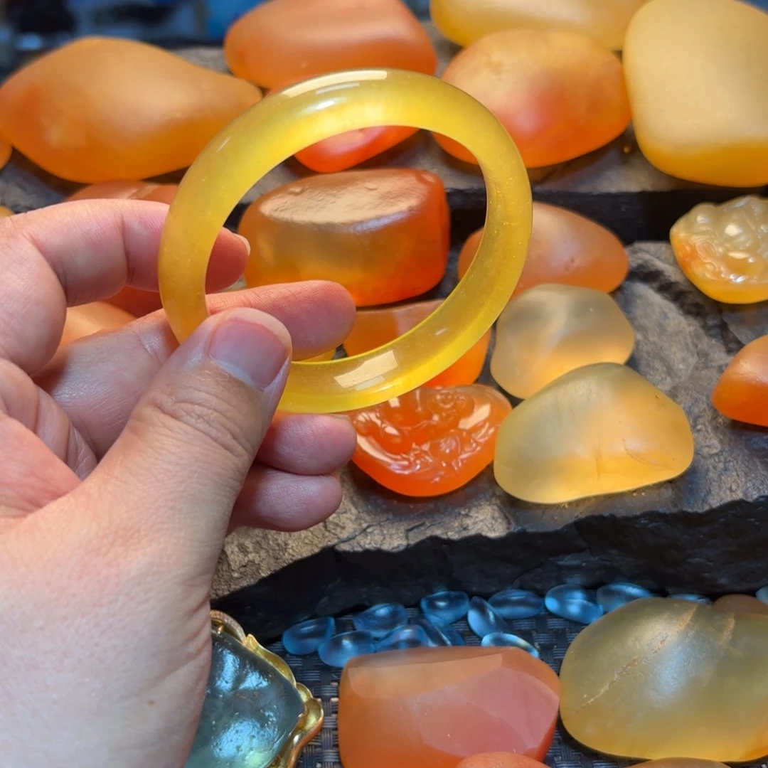 胖***妈石英岩玉未镶嵌手镯