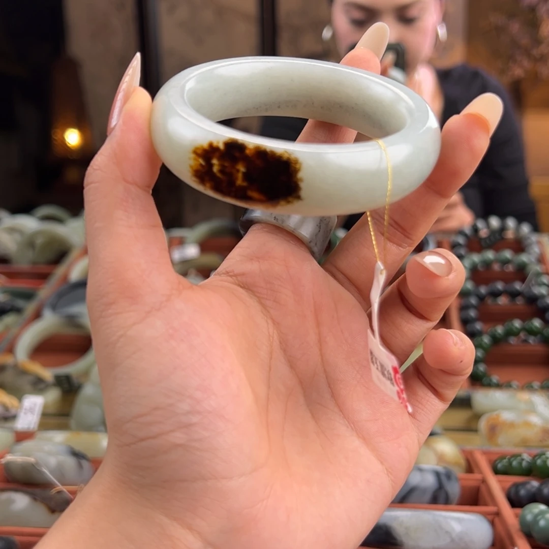 和田玉未镶嵌手镯白底飘墨