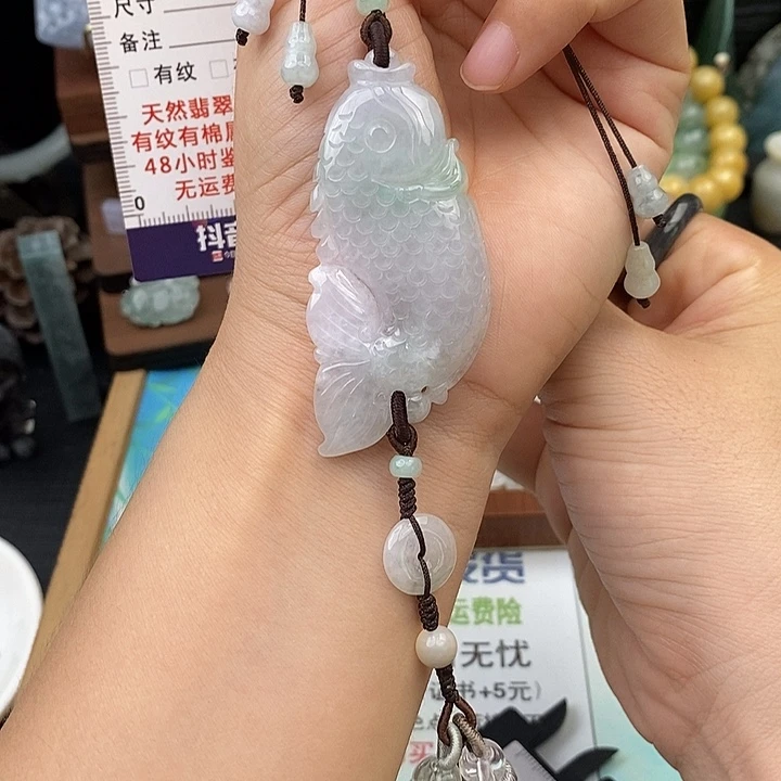 翡翠未镶嵌颈饰鱼