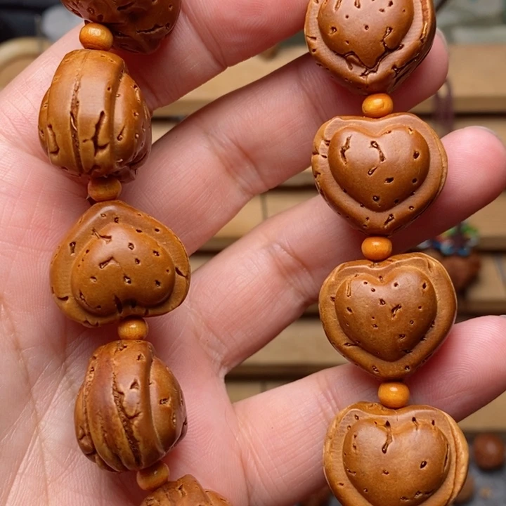 桃核雕刻爱心手串