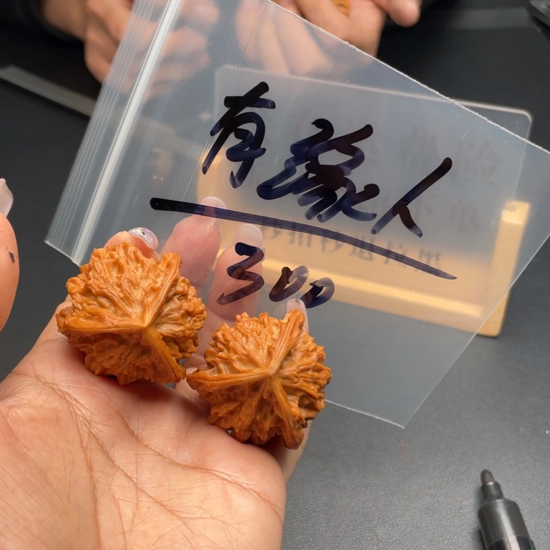 有***人文玩核桃把件40尺寸盘山三棱