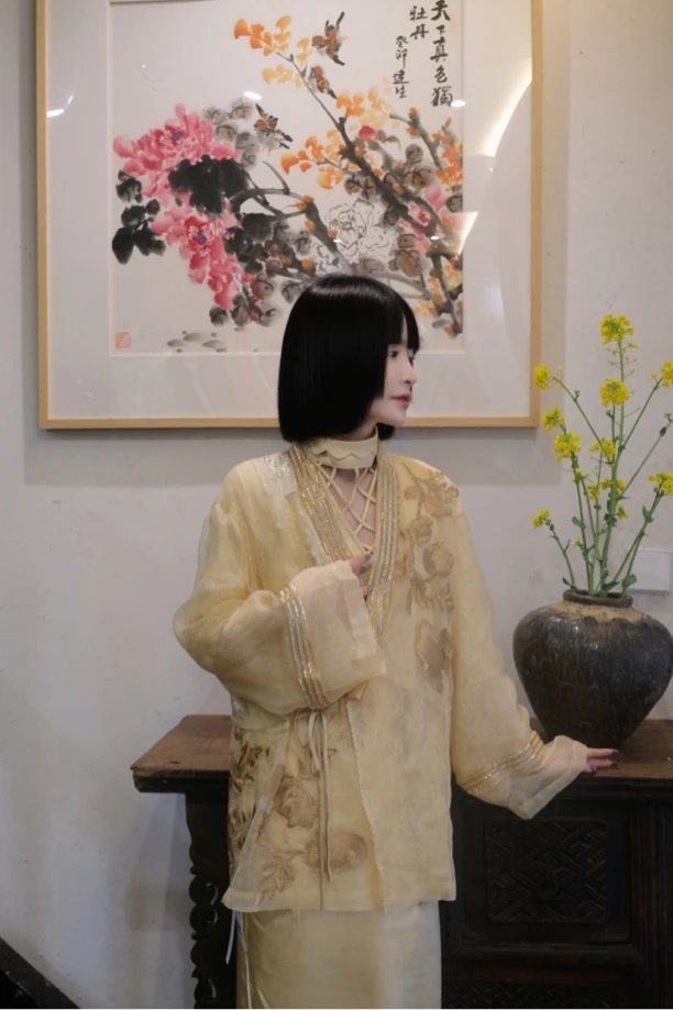 四時合序 国风新中式高级设计感苗绣轻奢金色桑蚕丝外套上衣