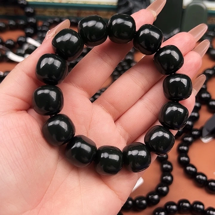 王***林和田玉未镶嵌手串