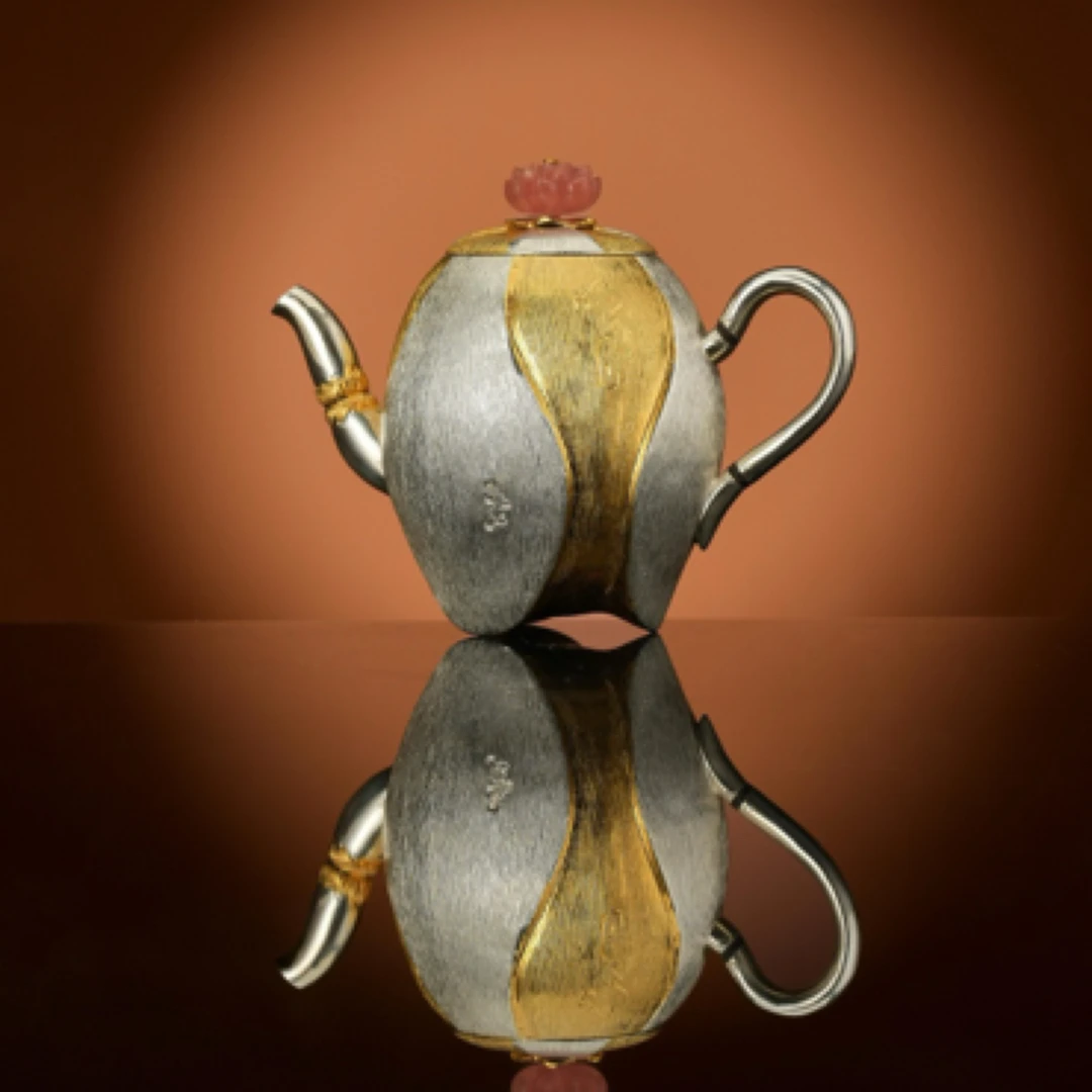 呆坐｜鎏金清风明月莲花银壶 容量：160ML