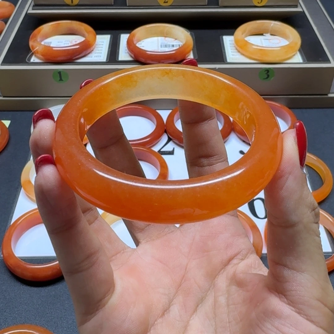 热***境石英质玉（黄龙玉）未镶嵌手镯