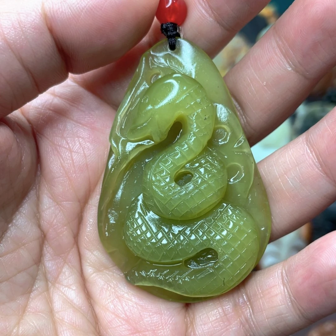 蛇纹石玉颈饰未镶嵌