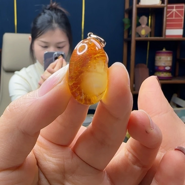 蜜蜡吊坠(赠链)18K金镶嵌