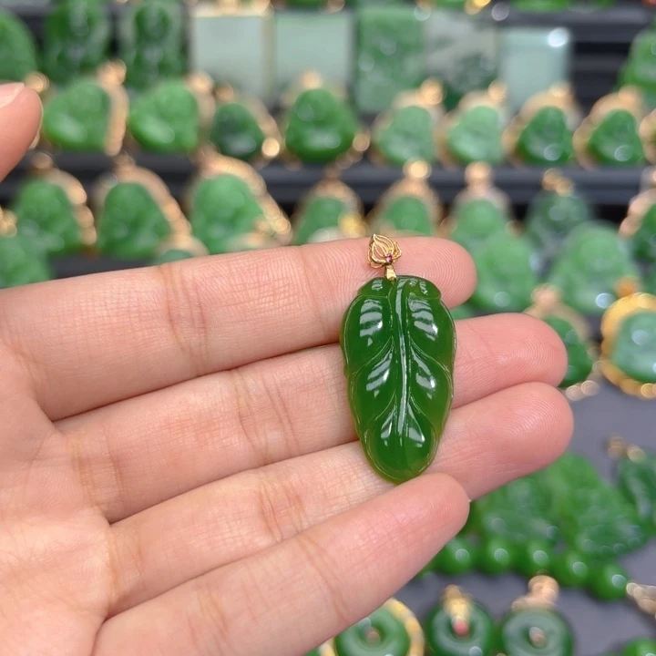 颈饰18K金镶嵌和田玉（碧玉）