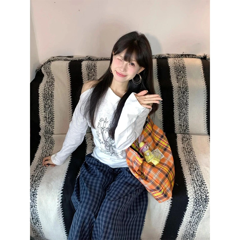 2025春夏韩系氛围感斜肩长袖t恤印花露肩上衣格子休闲阔腿裤