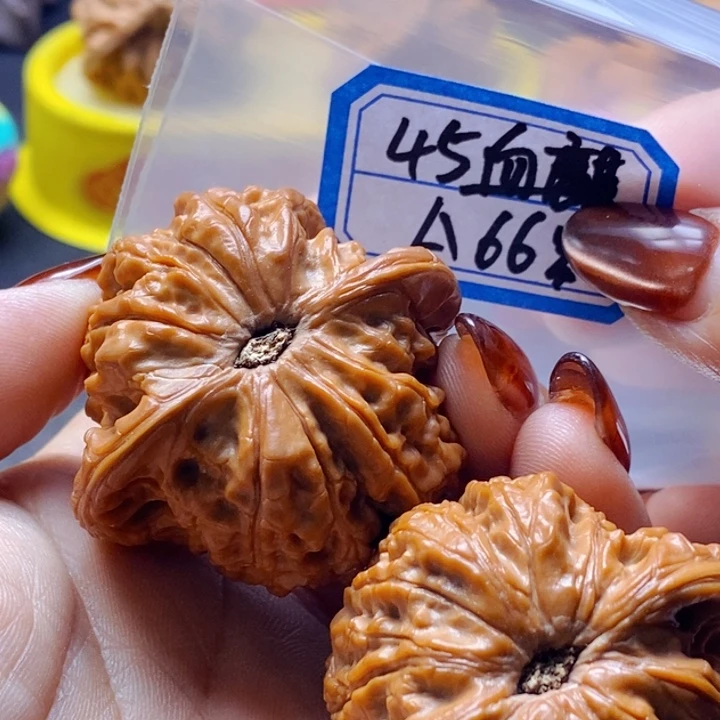 蓬***帅吊坠文玩核桃血麒麟