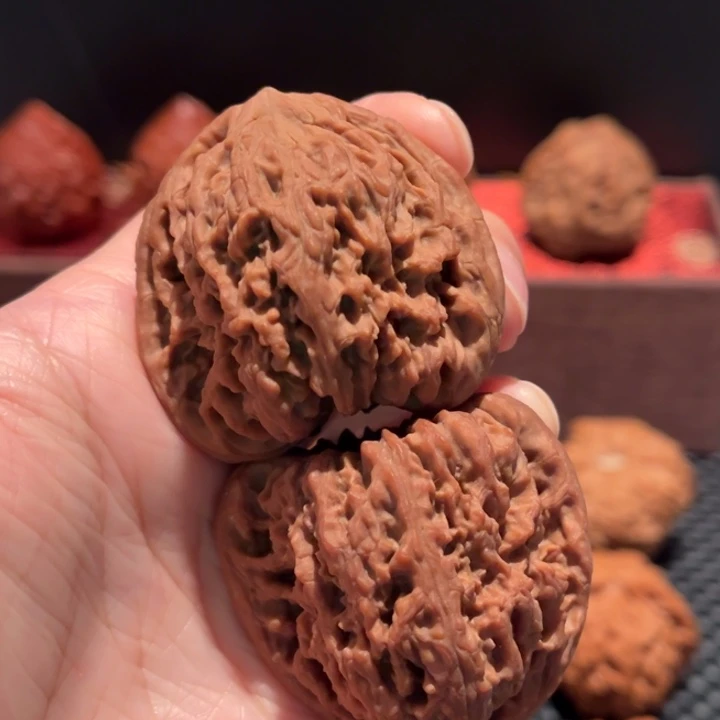 ****羽文玩核桃吊坠南疆石