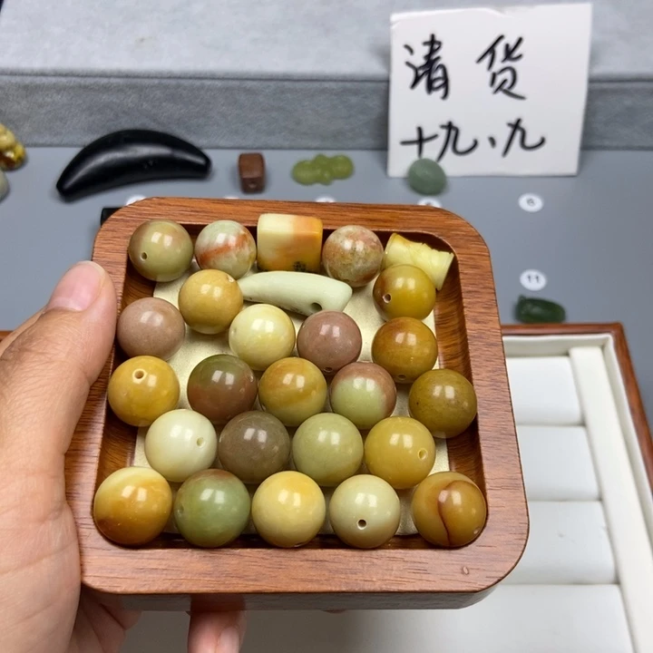 蛇纹石玉未镶嵌颈饰乐*