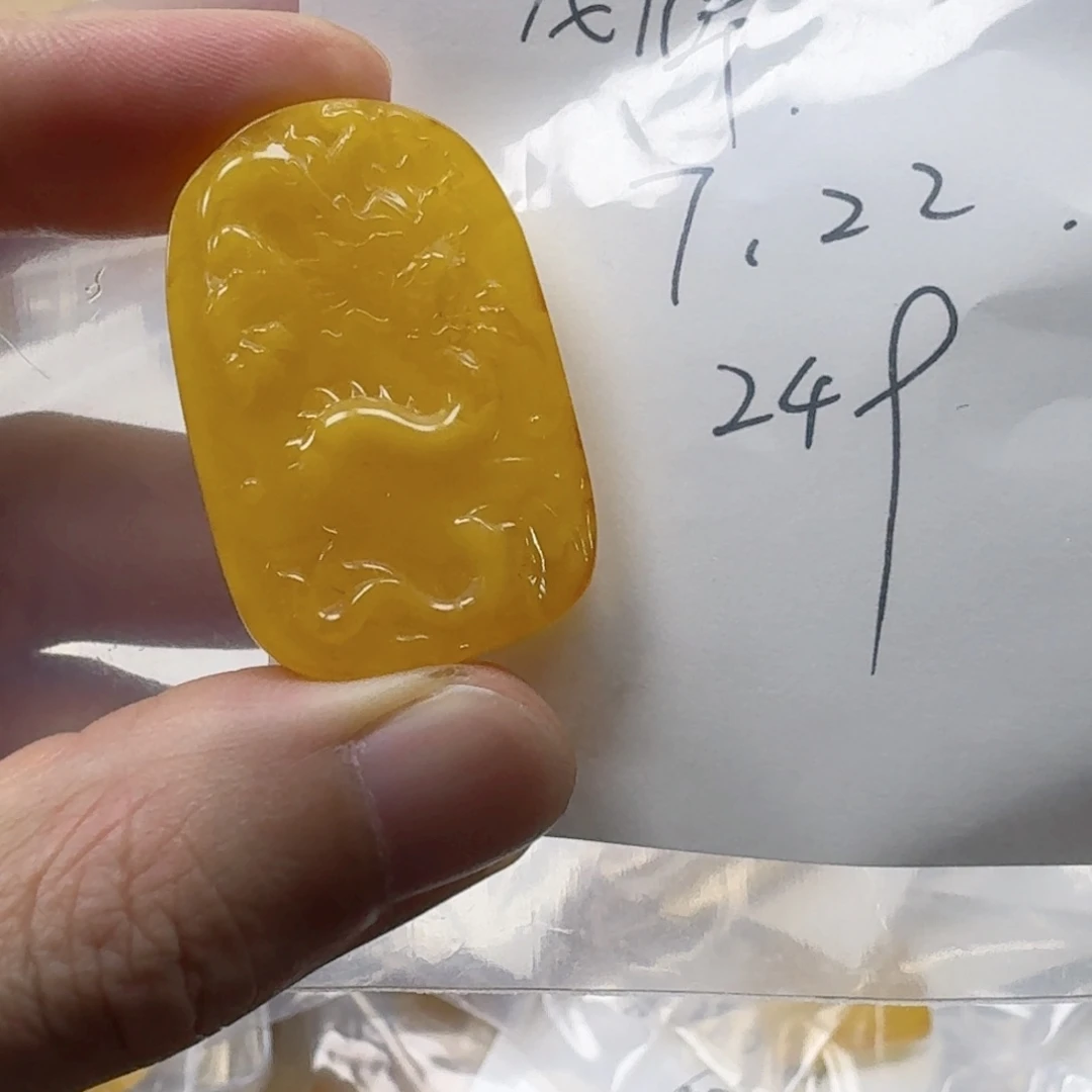 未镶嵌颈饰琥珀龙牌吊坠