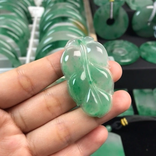 颈饰未镶嵌石英岩玉