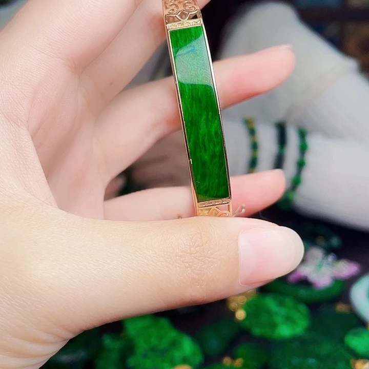 翡翠18K金镶嵌颈饰多样性