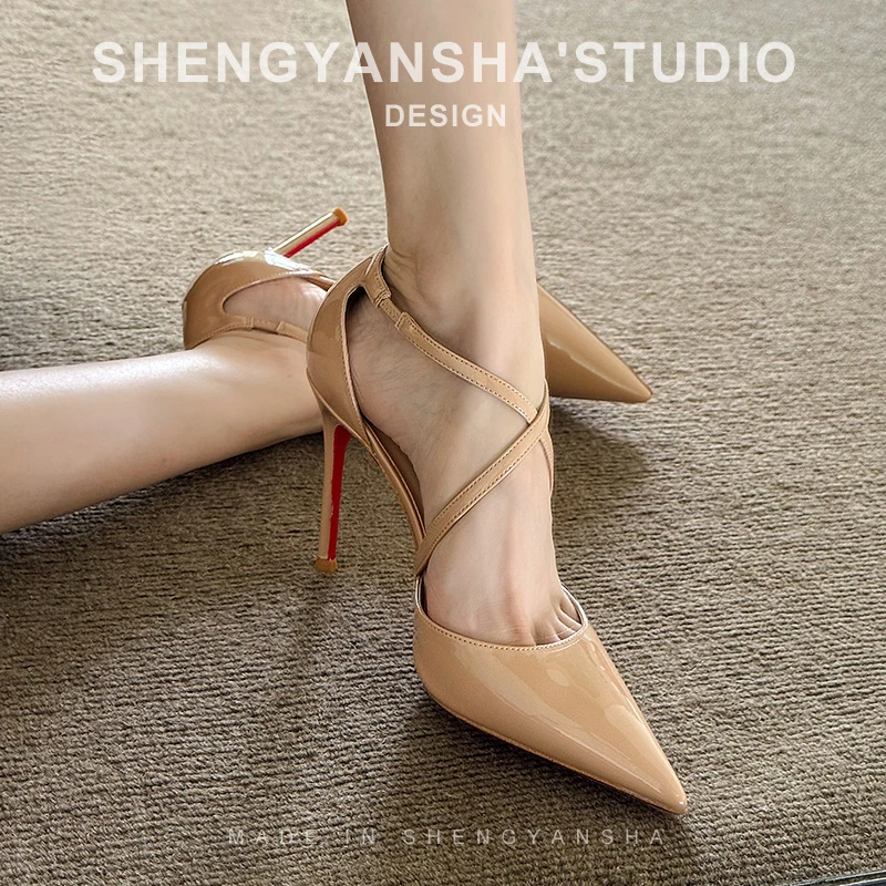 圣妍莎新款交叉绑带裸色漆皮高跟鞋女细跟尖头浅口红底包头凉鞋