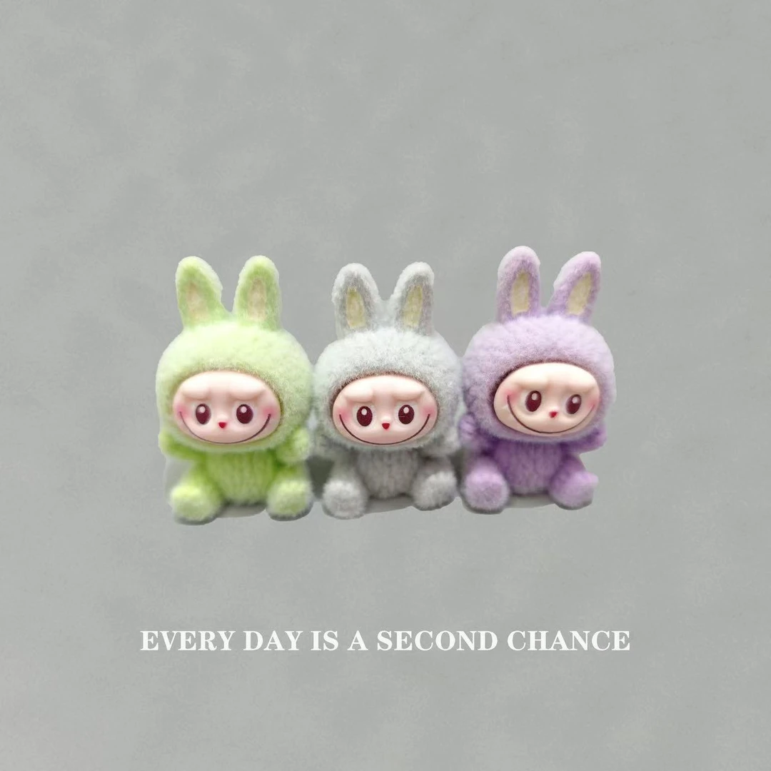 新款Labubu坐姿植绒萌粒搪胶公仔摆件拉布布桌面工位装饰diy摆件