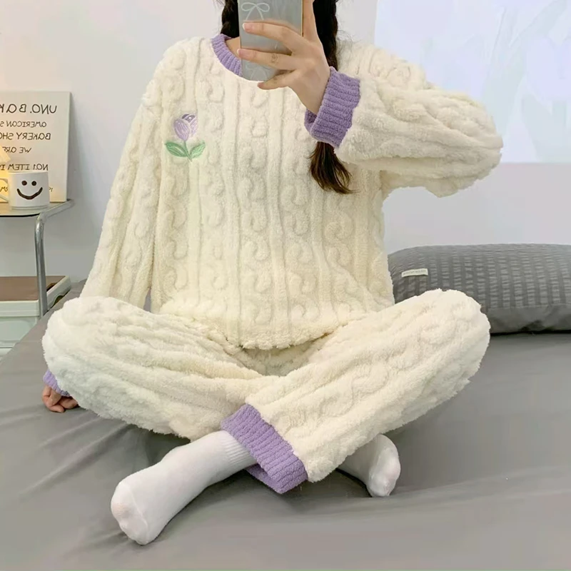 冬季圆领休闲简约宽松版睡衣女创意绣花剪花绒家居长袖时尚女士