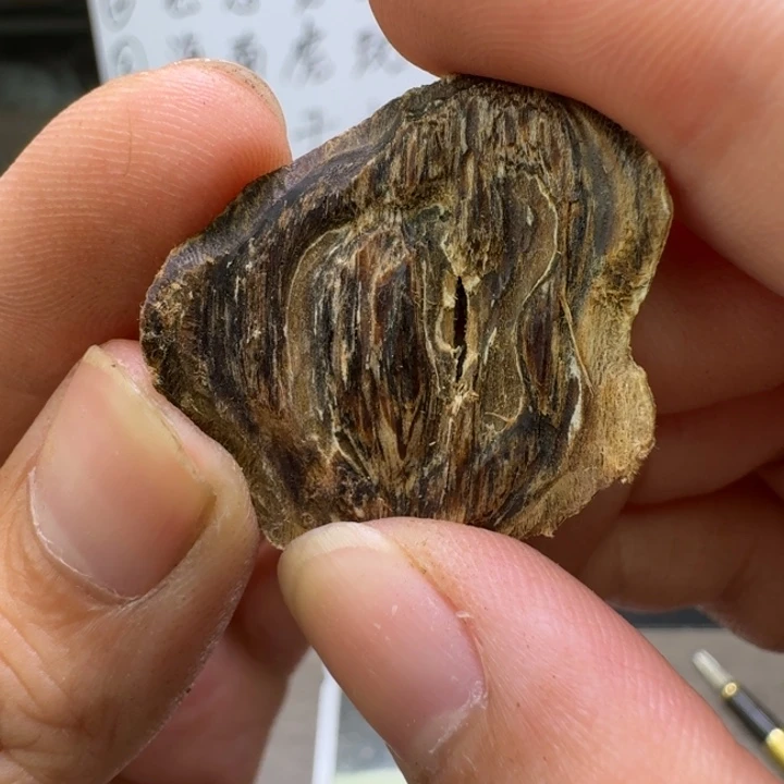 海南虎斑棋0.9克。