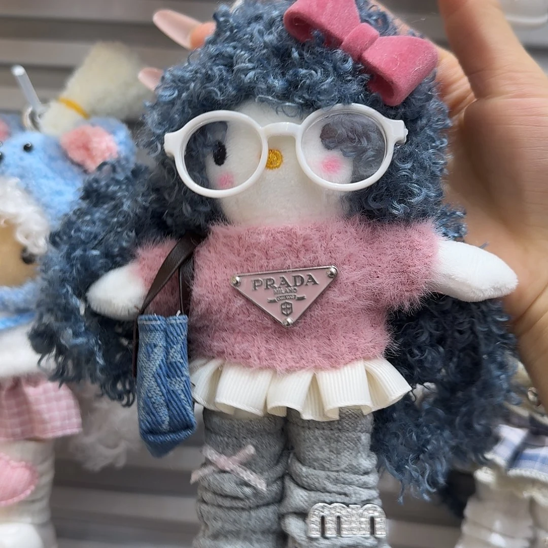 蓝色头发白皮kt挂件粉衣服