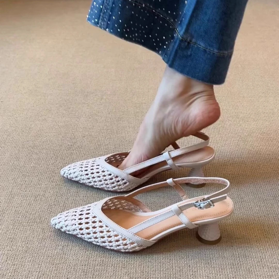轻奢鞋子2025新款法式小众软底气质中跟镂空编织一字扣带包头凉鞋