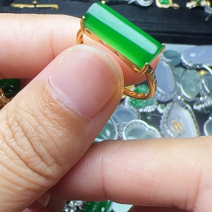 翡翠18K金镶嵌戒指