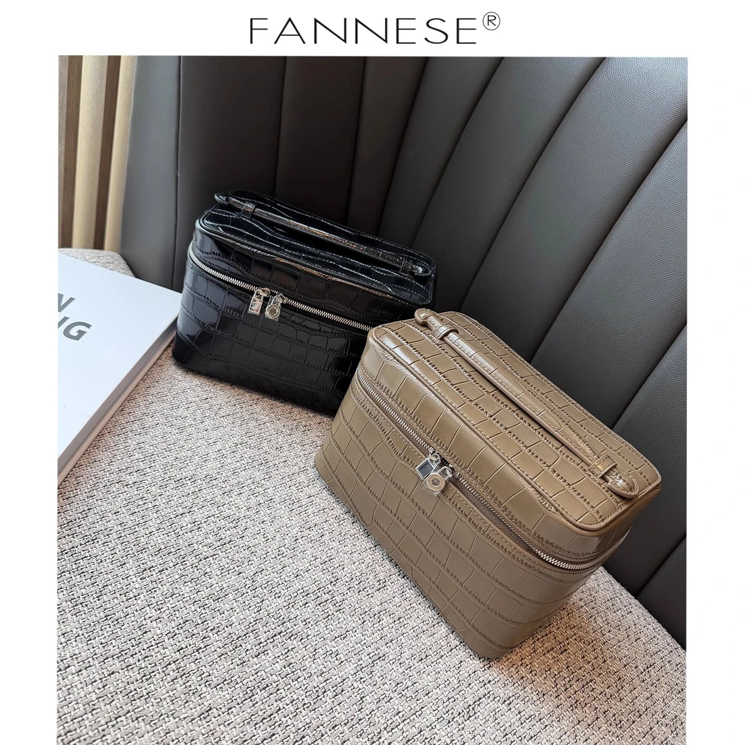 高品质鳄鱼纹头层牛皮化妆包女真皮大容量洗漱包便携式亮面饭盒包