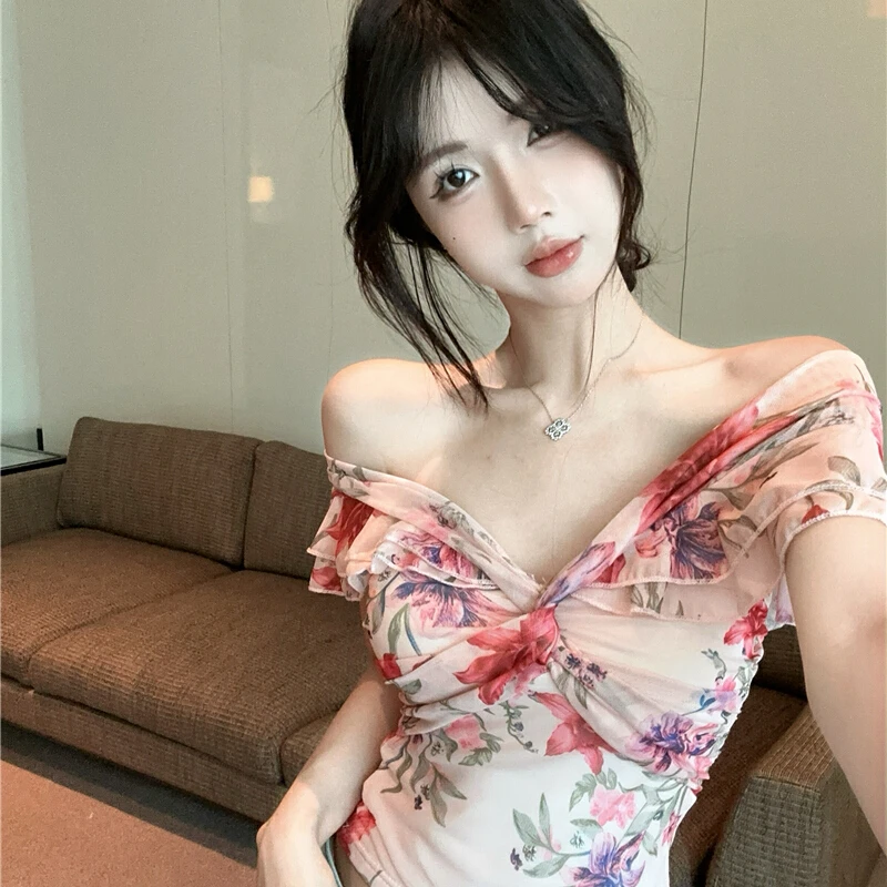 CHEISLY 2025夏季少女感粉色v领露肩印花t恤修身扭结荷叶边上衣女