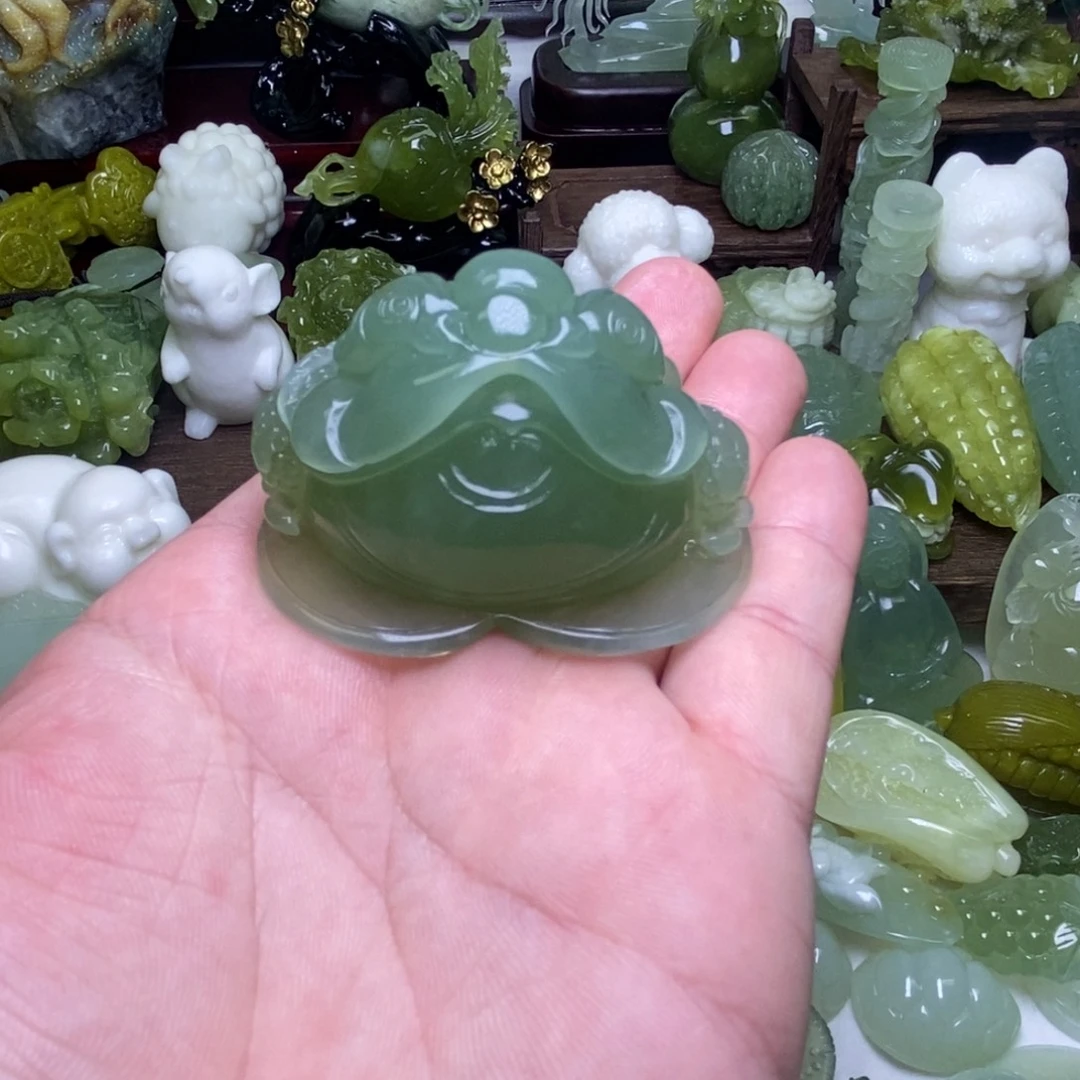 蛇纹石玉未镶嵌金蟾