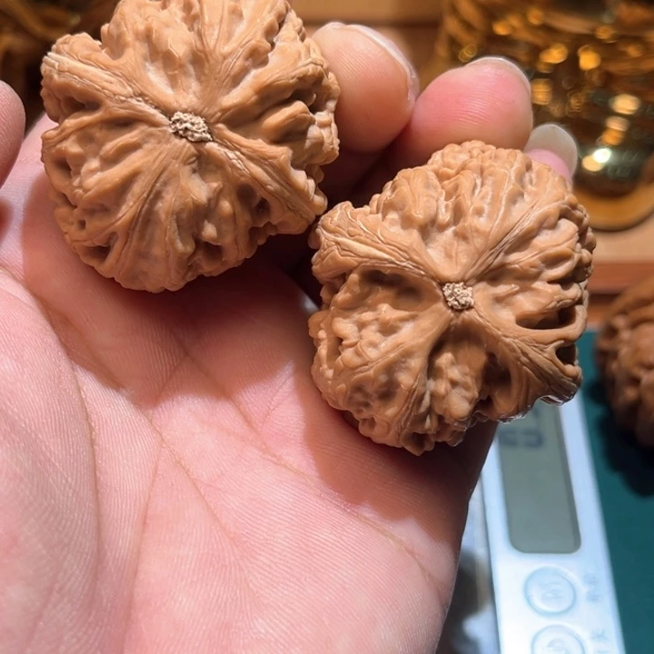 M***7文玩核桃把件红锦鲤