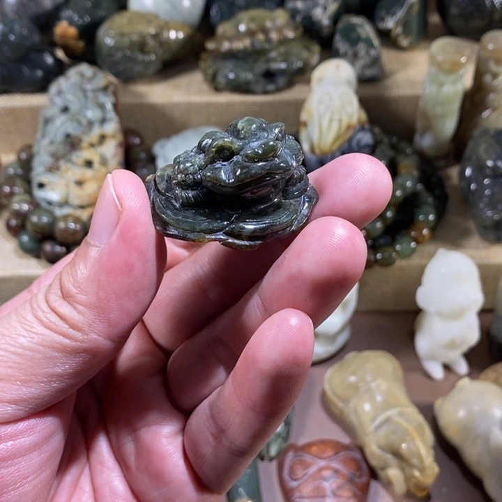 透闪石质玉未镶嵌挂件