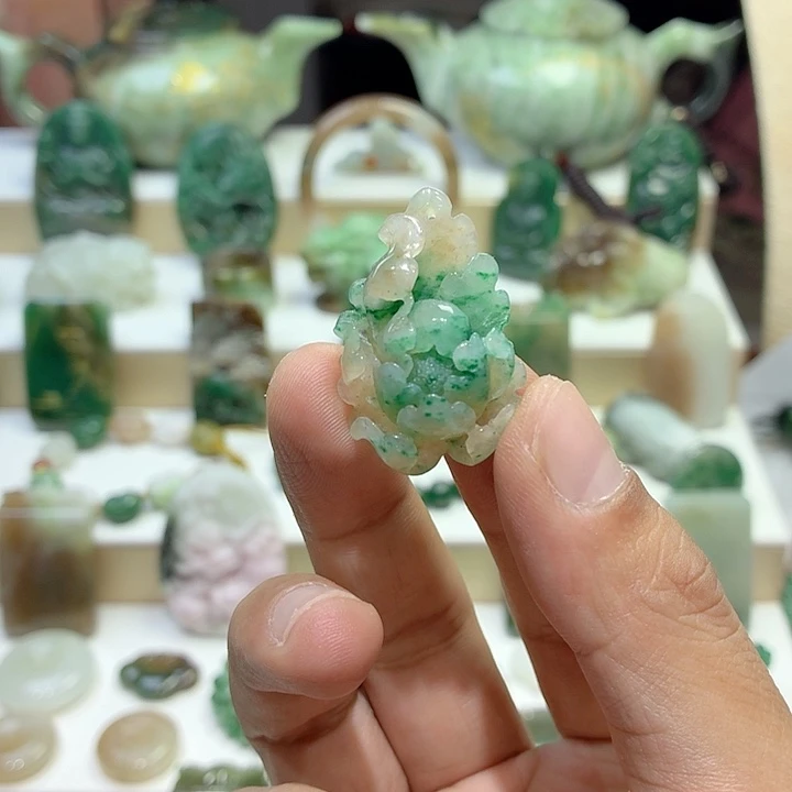 独山玉未镶嵌颈饰