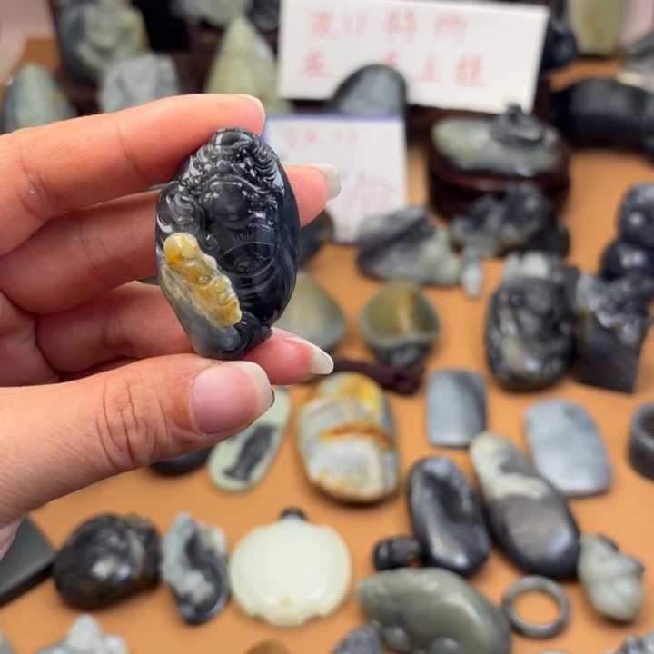 赵***豪和田玉未镶嵌颈饰