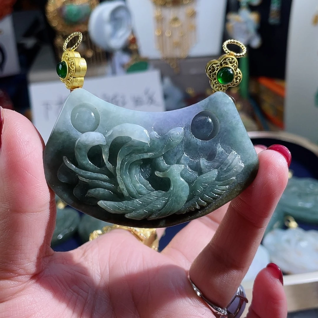 翡翠颈饰未镶嵌翡翠老料子弯弯