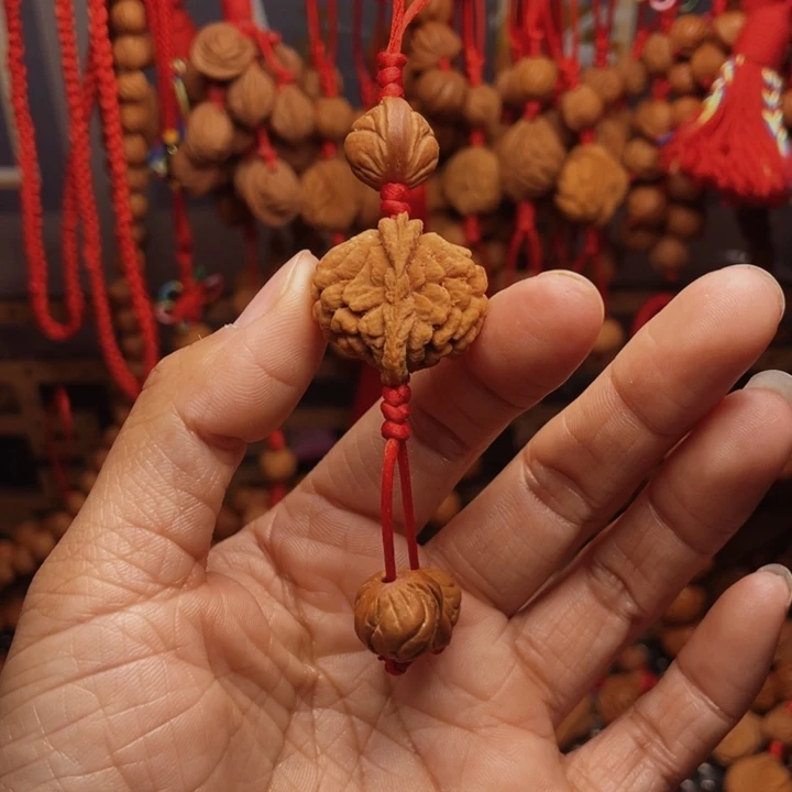 木质类龙纹桃枭挂件