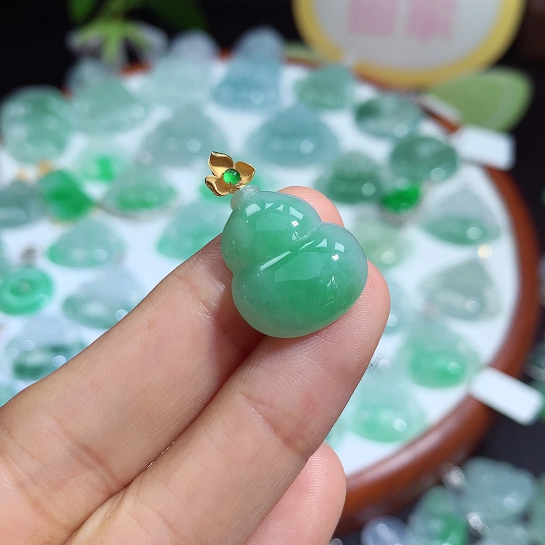 翡翠未镶嵌颈饰葫芦