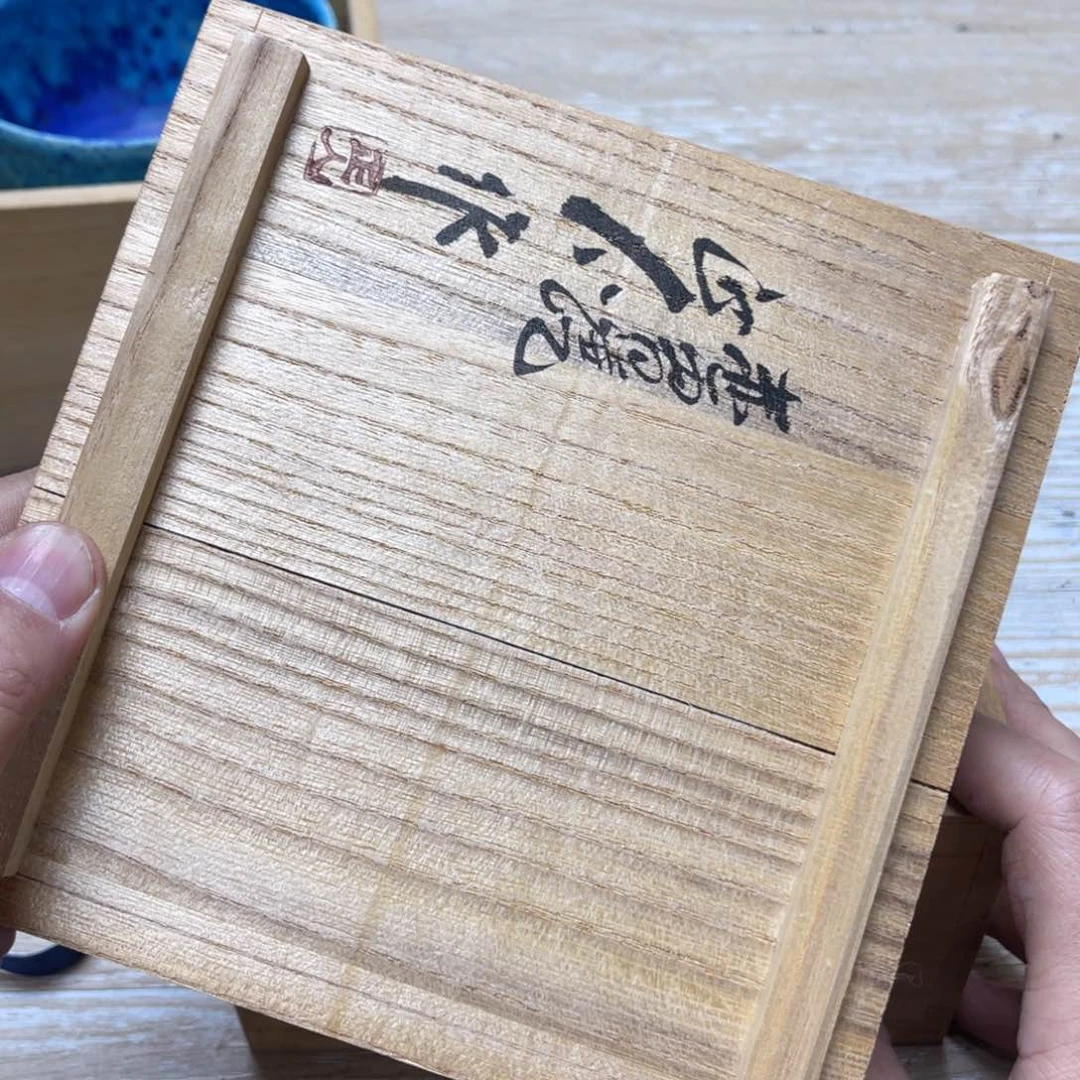 瓷片料****厨密密麻麻地排列着一个