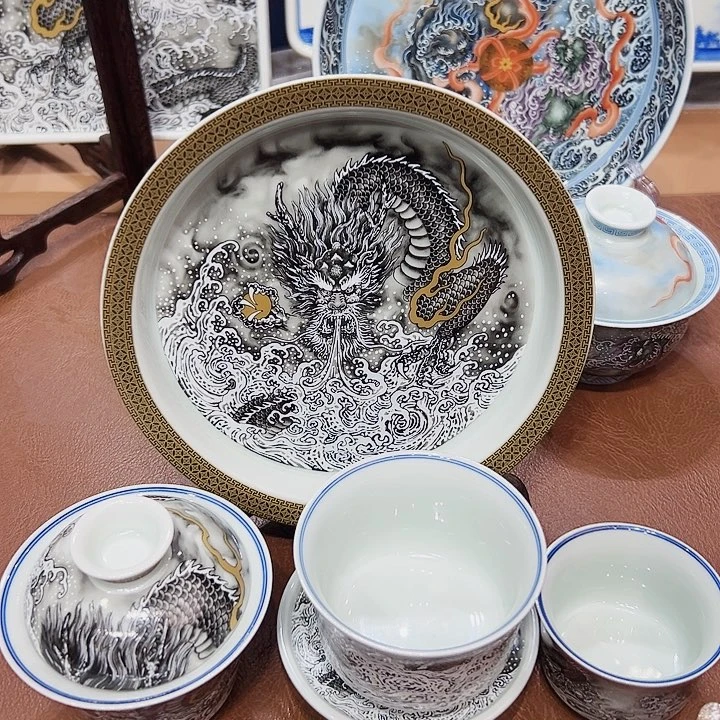 摆件景德镇陶瓷艺术展在上海举办期间举行开幕仪式