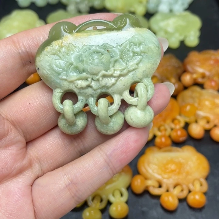 清***婉蛇纹石玉合金颈饰
